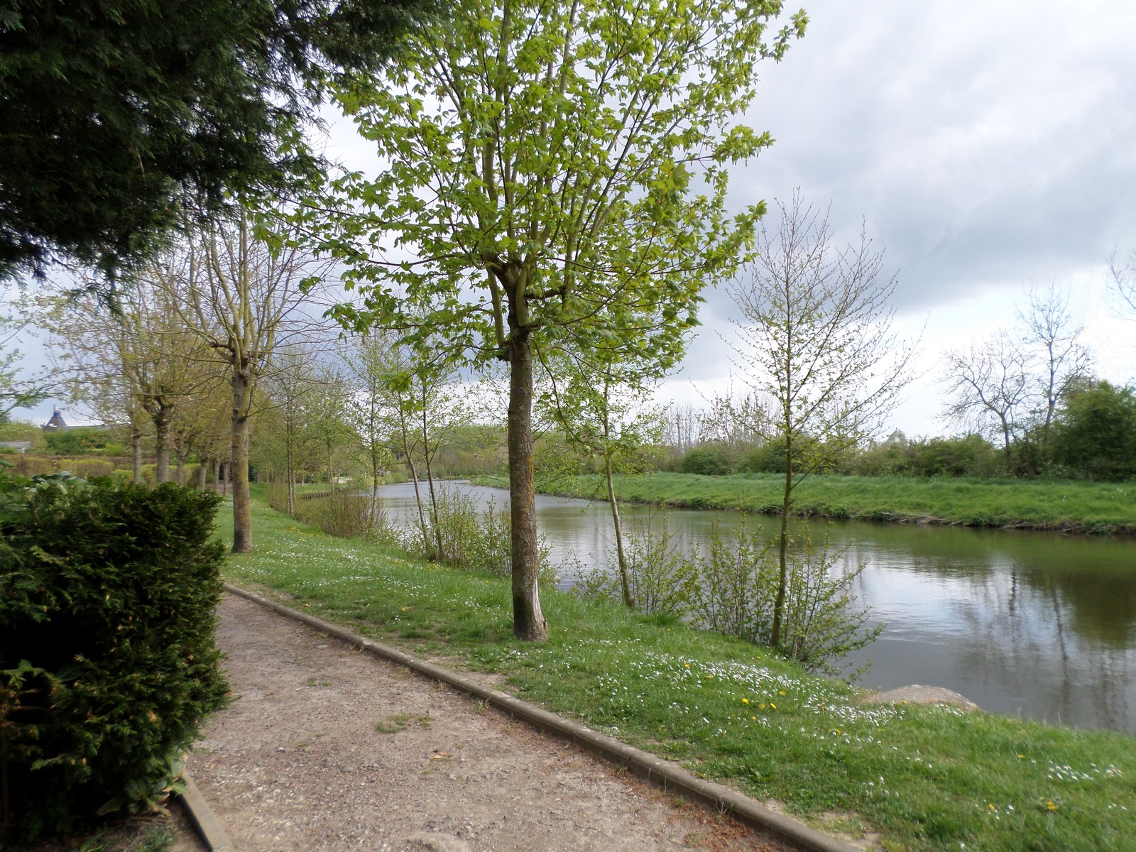 Chemin de halage à Pont sur Sambre