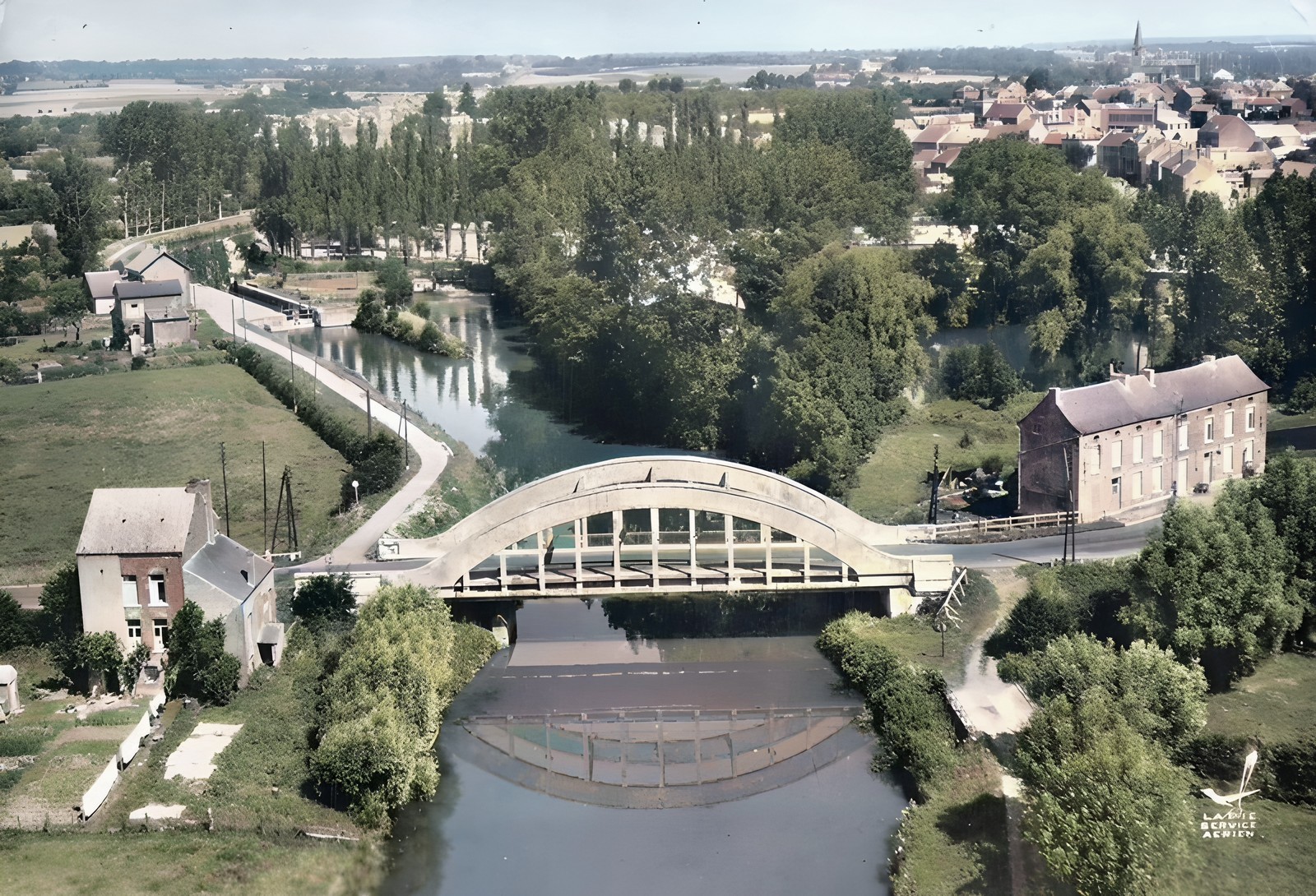 Carte postale du pont dans les années 50.