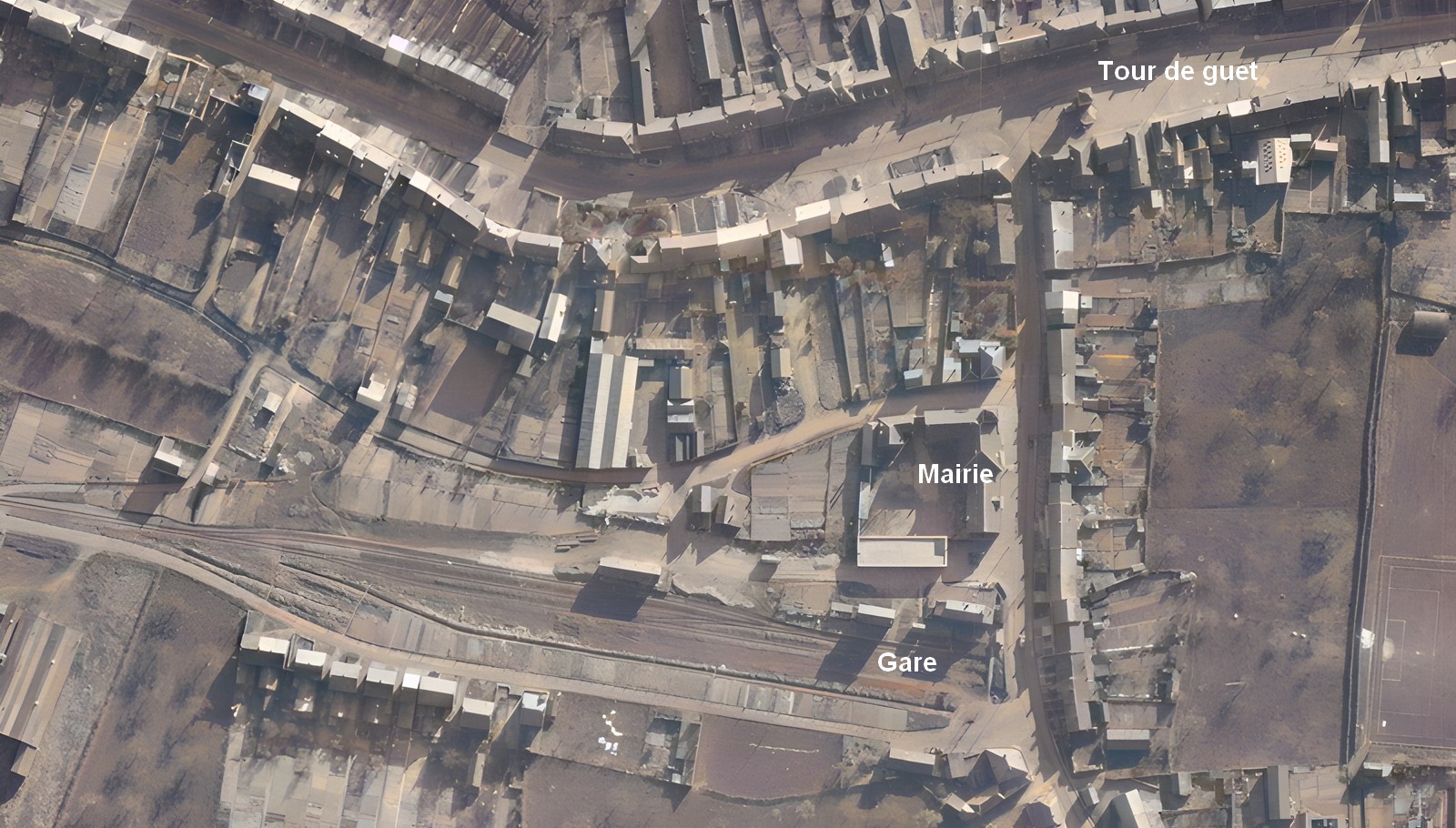 Pont sur Sambre, l'ancienne gare sur une vue aérienne des années 50.