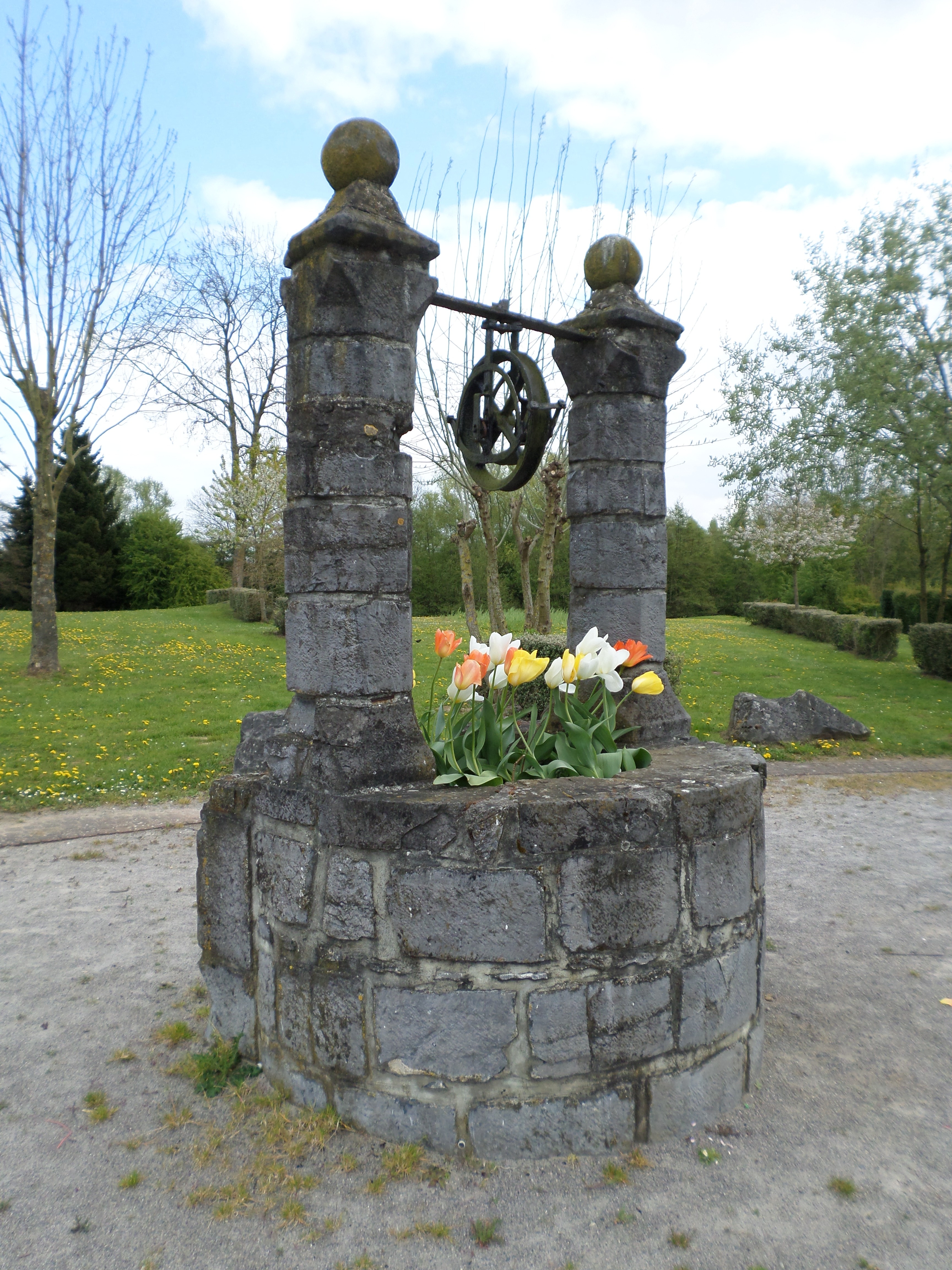 Le puits à  à Pont sur Sambre