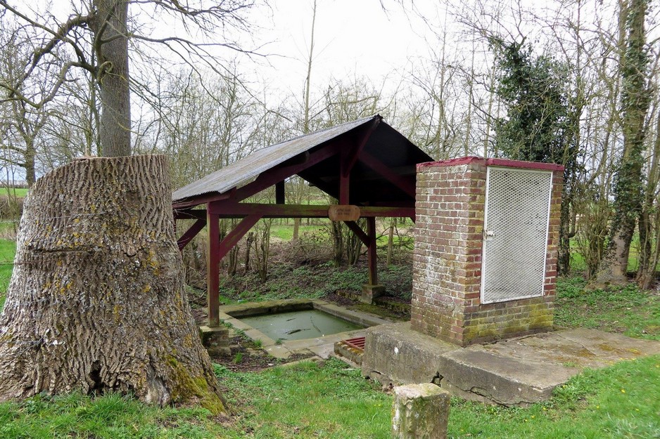 Le lavoir, à Preux-au-Bois près de la chapelle Notre Dame des prés
