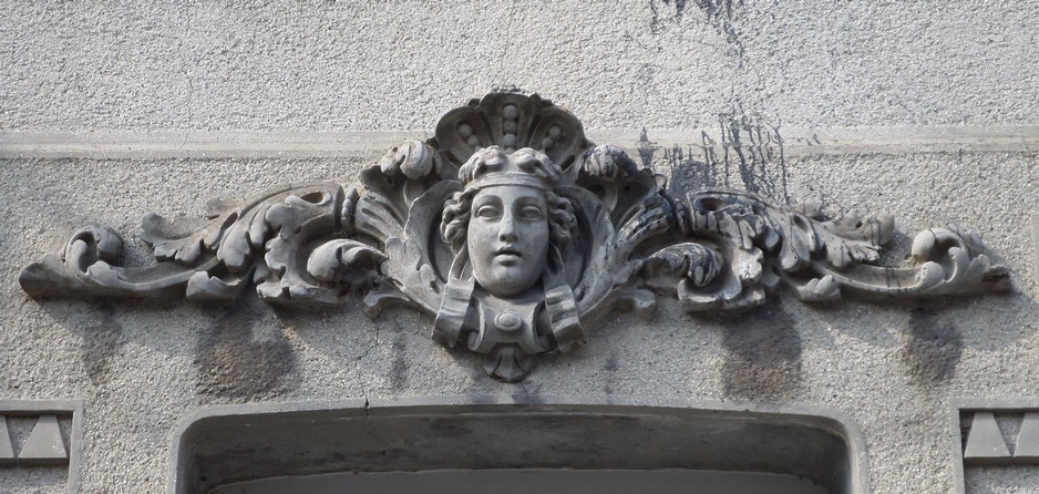 Moulage sur le fronton d'une maison à Prisches