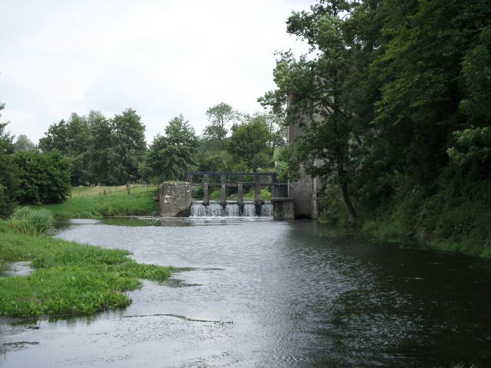 Vannes de l'ancien moulin de Ramousies sur l'Helpe Majeure