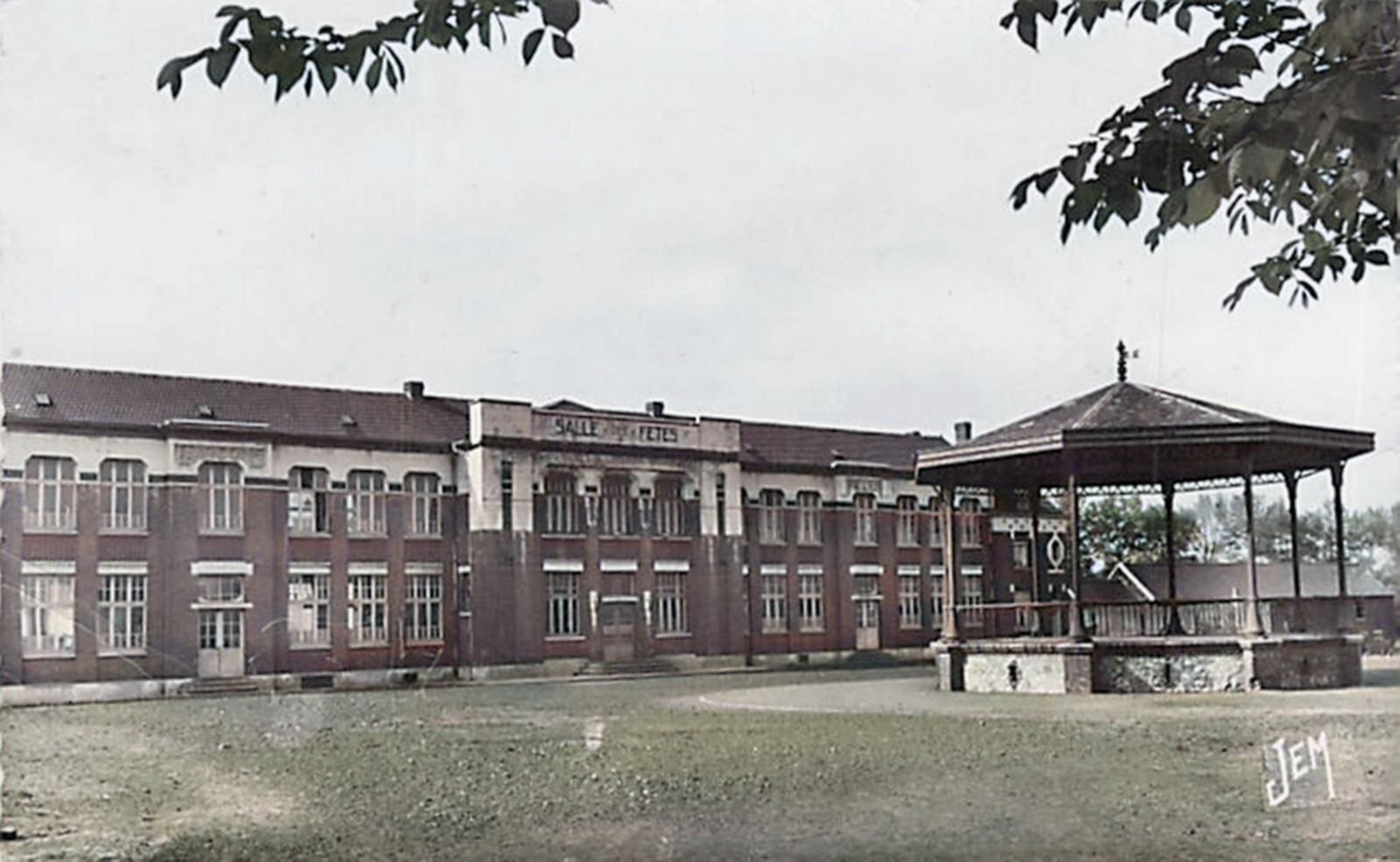 Salle des fêtes de Recquignies en 1957