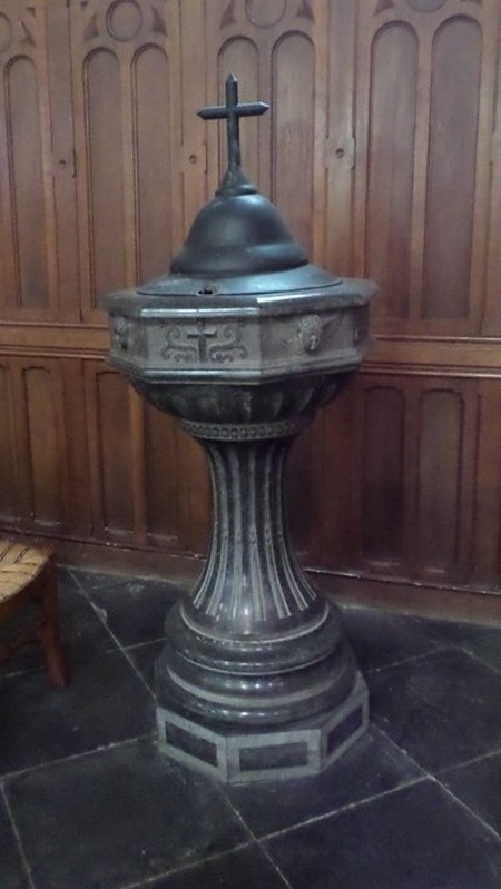 Eglise de Recquignies, fonts baptismaux.