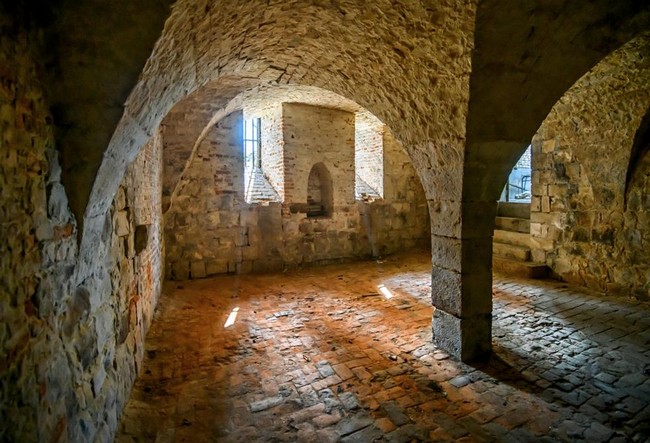 Remparts de le Quesnoy, caves du château.