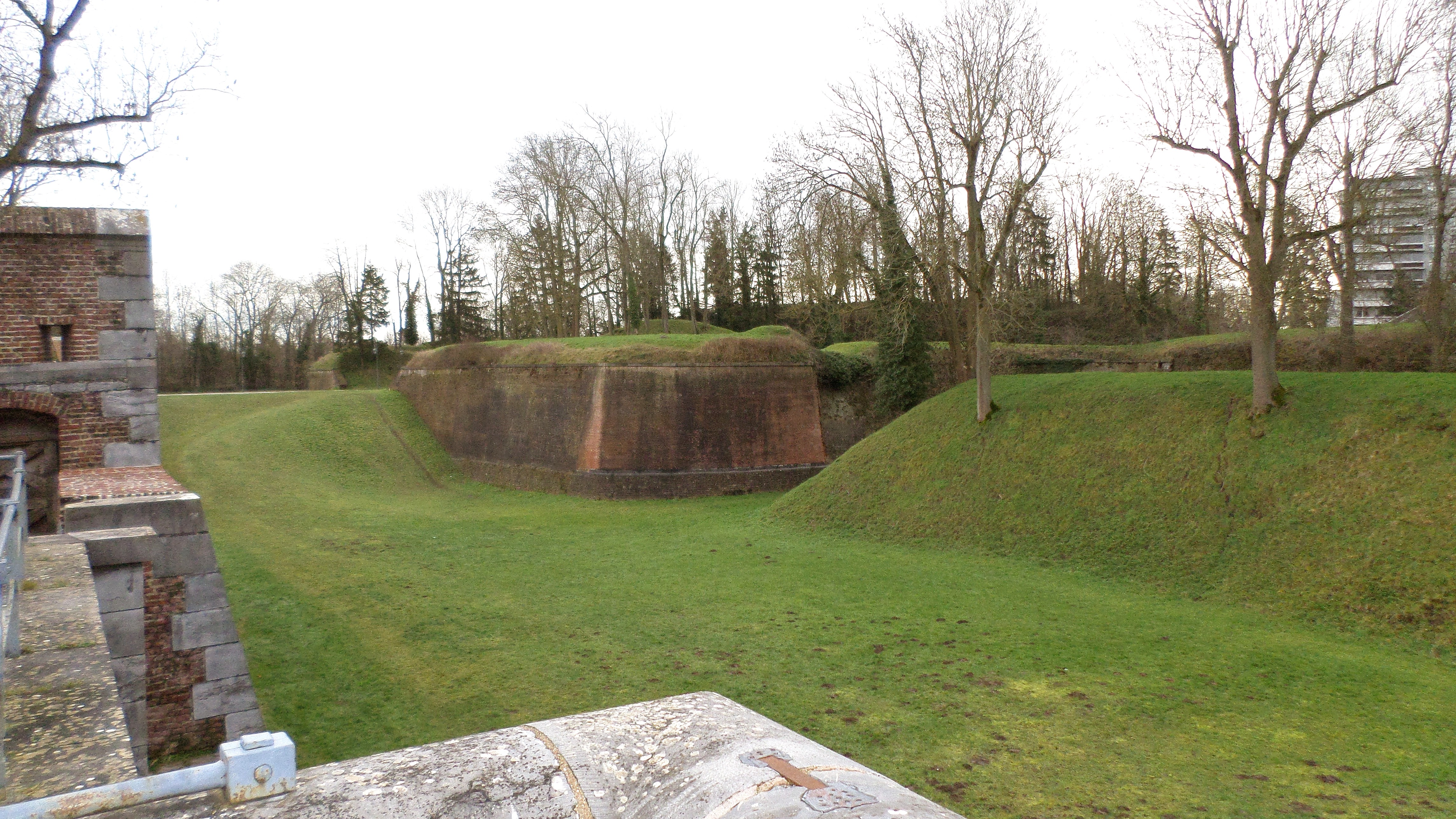 Remparts de Maubeuge, Le bastion des Capucins et la tenaille de la porte de Mons