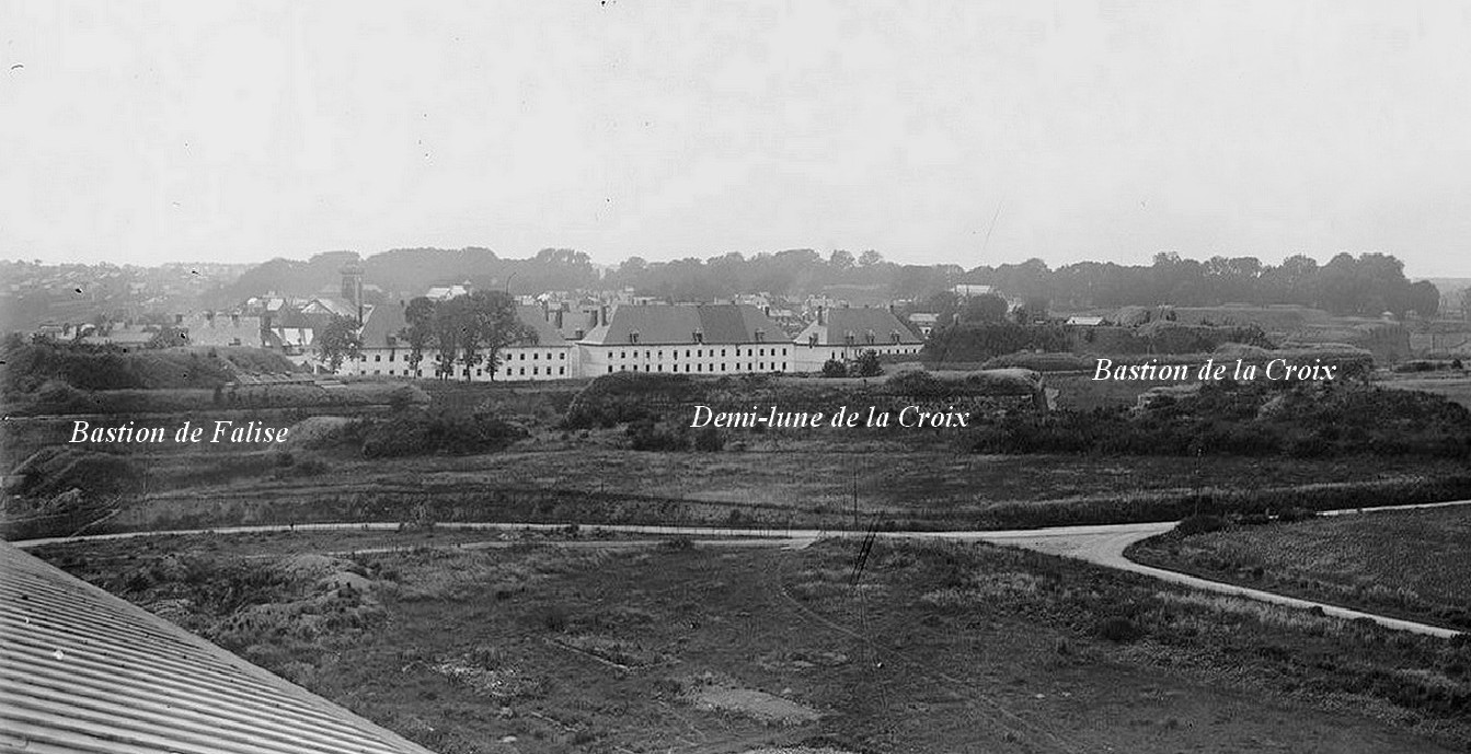 Les remparts de Maubeuge, Photo prise depuis le hangar du dirigeable avec les casernes en arrière plan. 