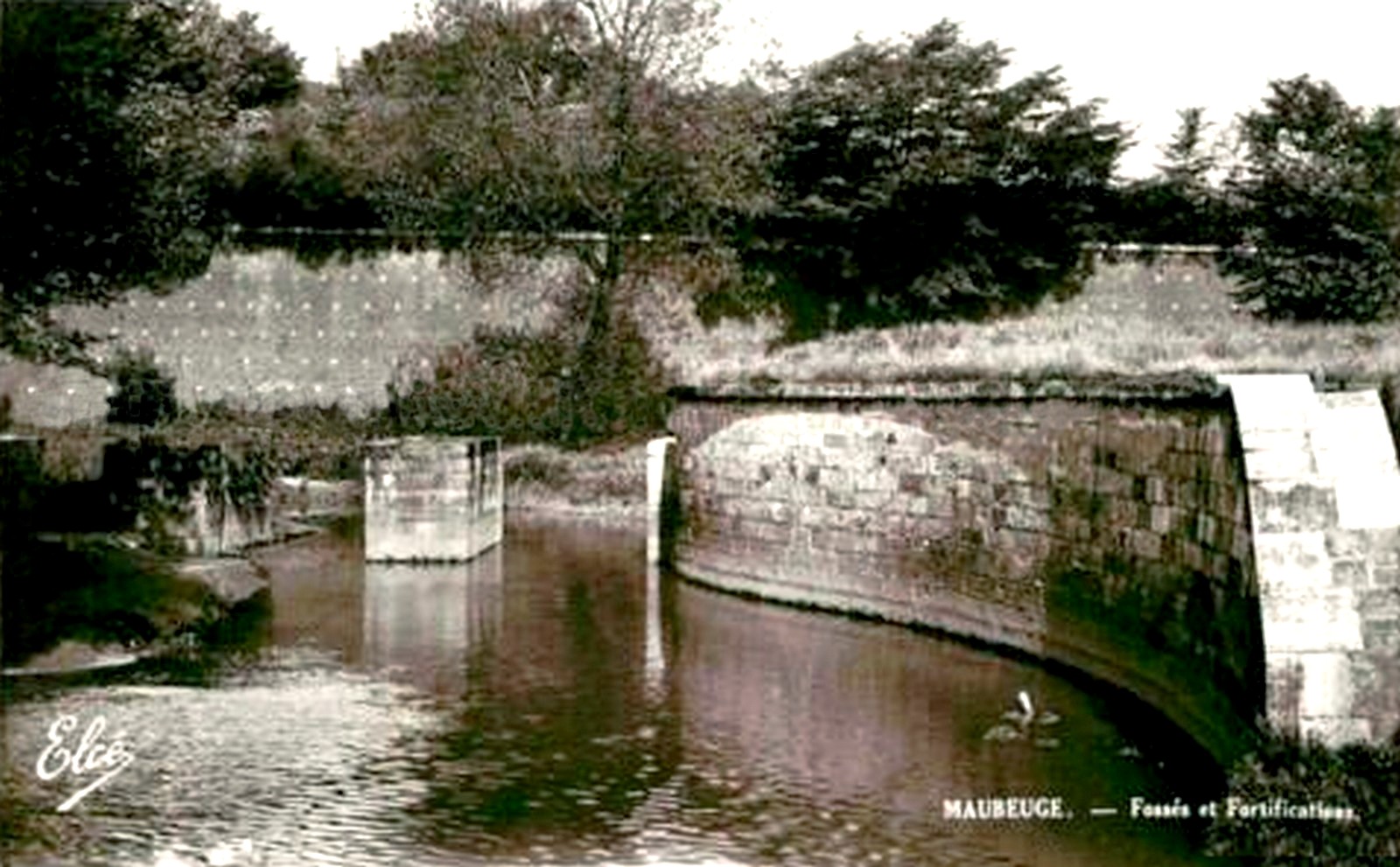 Remparts de Maubeuge, L'écluse de décharge et le bastion de la Sambre.