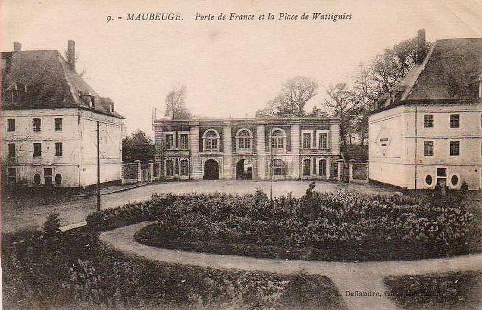 Remparts de Maubeuge. La porte de France coté ville.