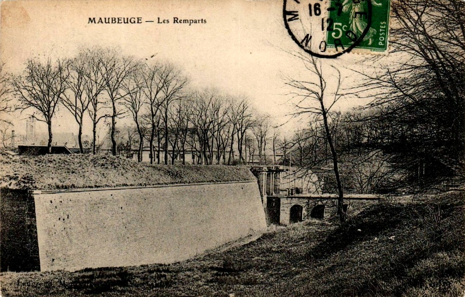 Remparts de Maubeuge, L'entrée en ville par la demi-lune.