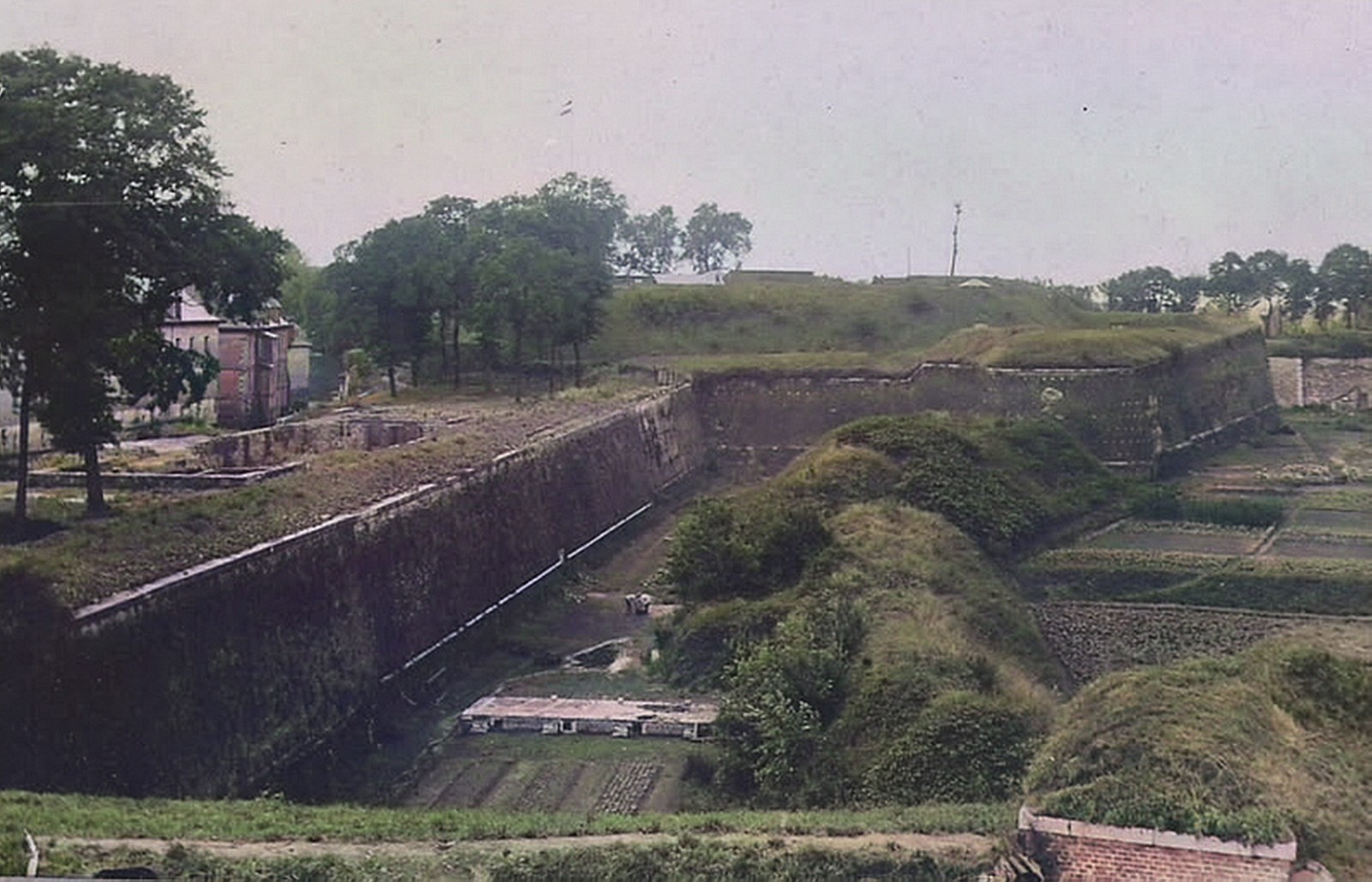 Remparts de Maubeuge, fossé du bastion de la Croix