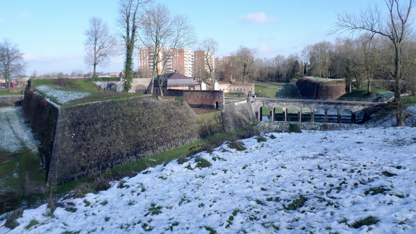 Remparts de Maubeuge, demi-lune de la porte de Mons.