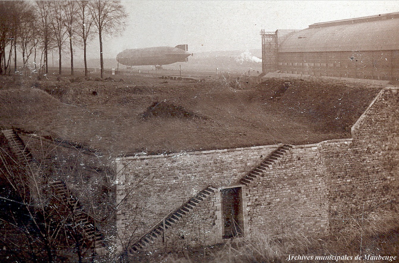 Remparts de Maubeuge, demi-lune de la Croix, escaliers