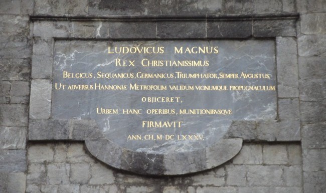 Maubeuge, la porte de Mons, Le frontispice.