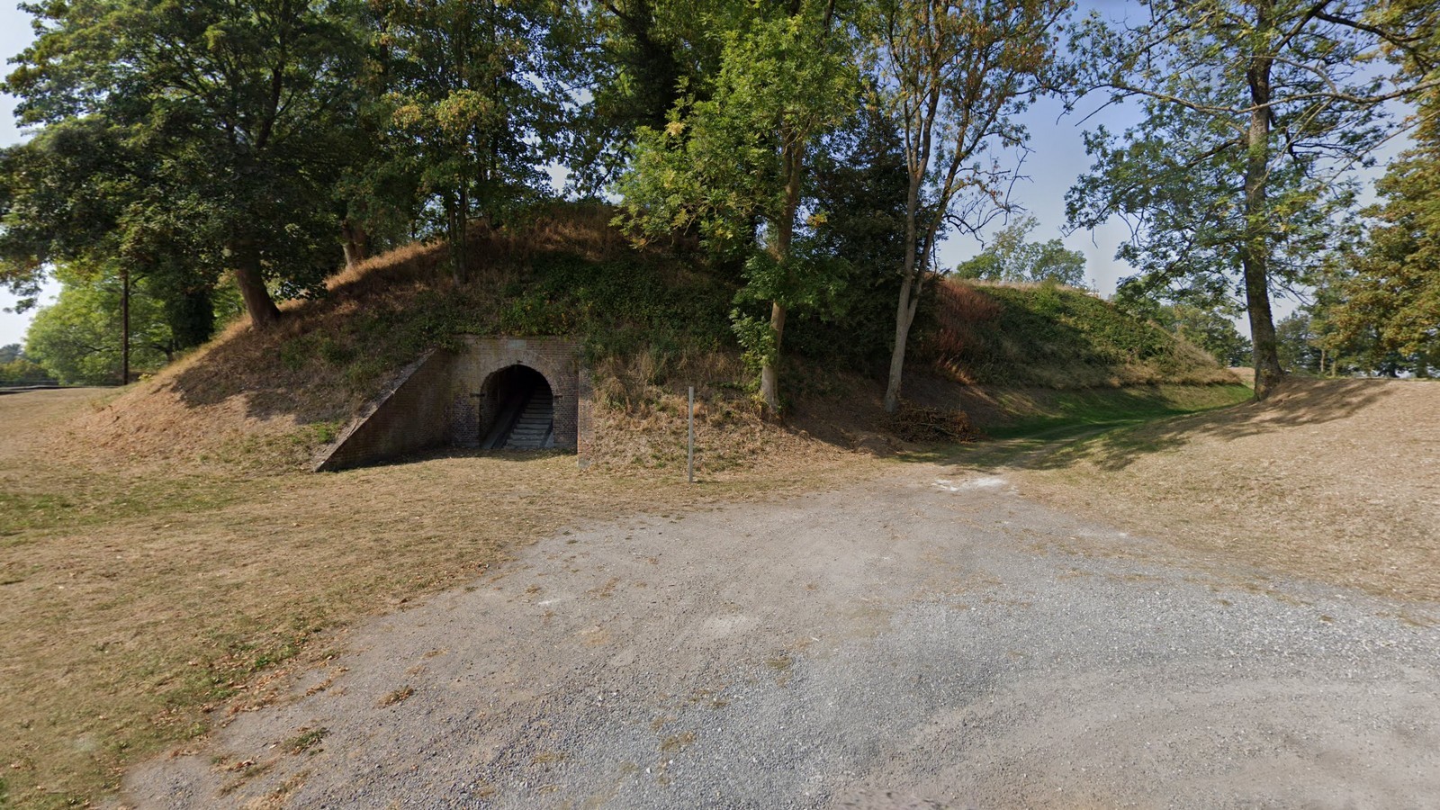 Remparts de Maubeuge, L'accès au cavalier du bastion de l'Oratoire.