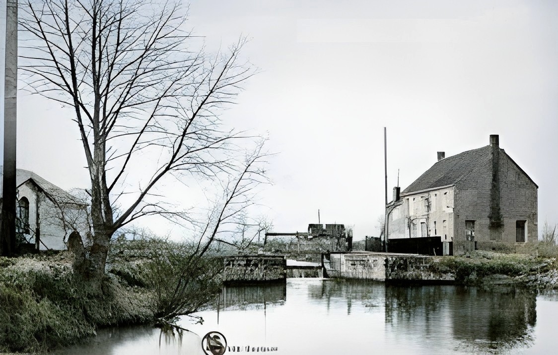 Le déversoir sur une carte postale colorisée.