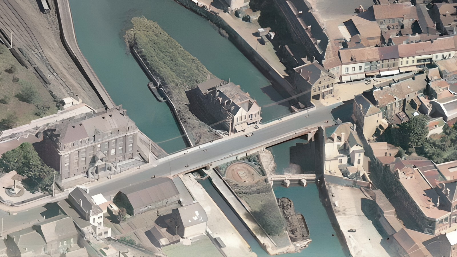 La Sambre en Avesnois, L'écluse d'Hautmont en 1954.