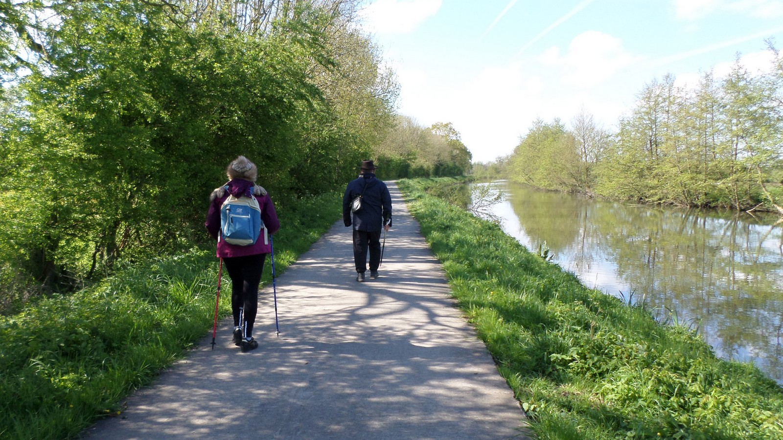 marcheurs sur le chemin de halage de la Sambre