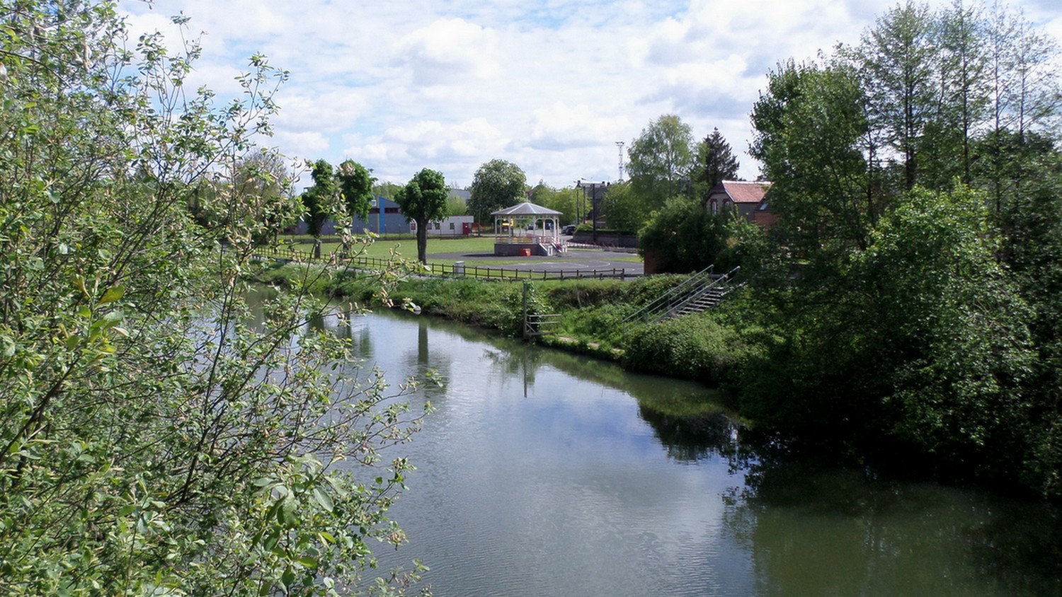 La Sambre et le kiosque de Marpent vus du pont