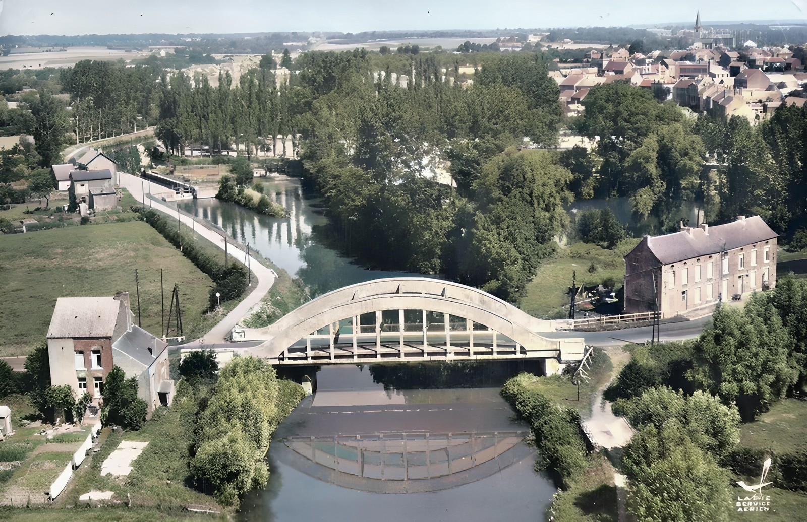 Ecluse de Pont sur Sambre. carte postale 1950