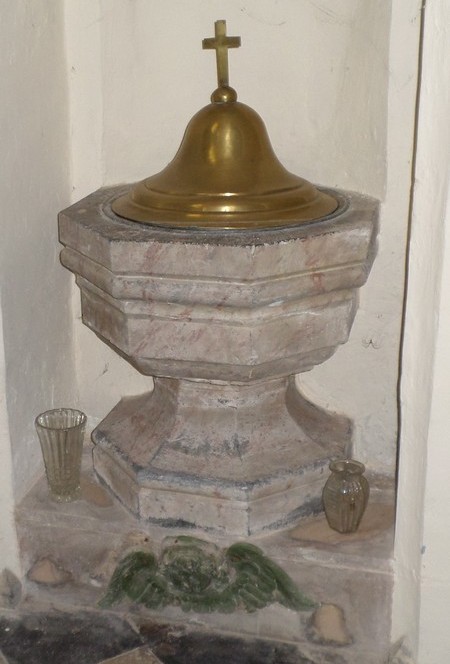 Eglise de Ruesnes, les fonts baptismaux.
