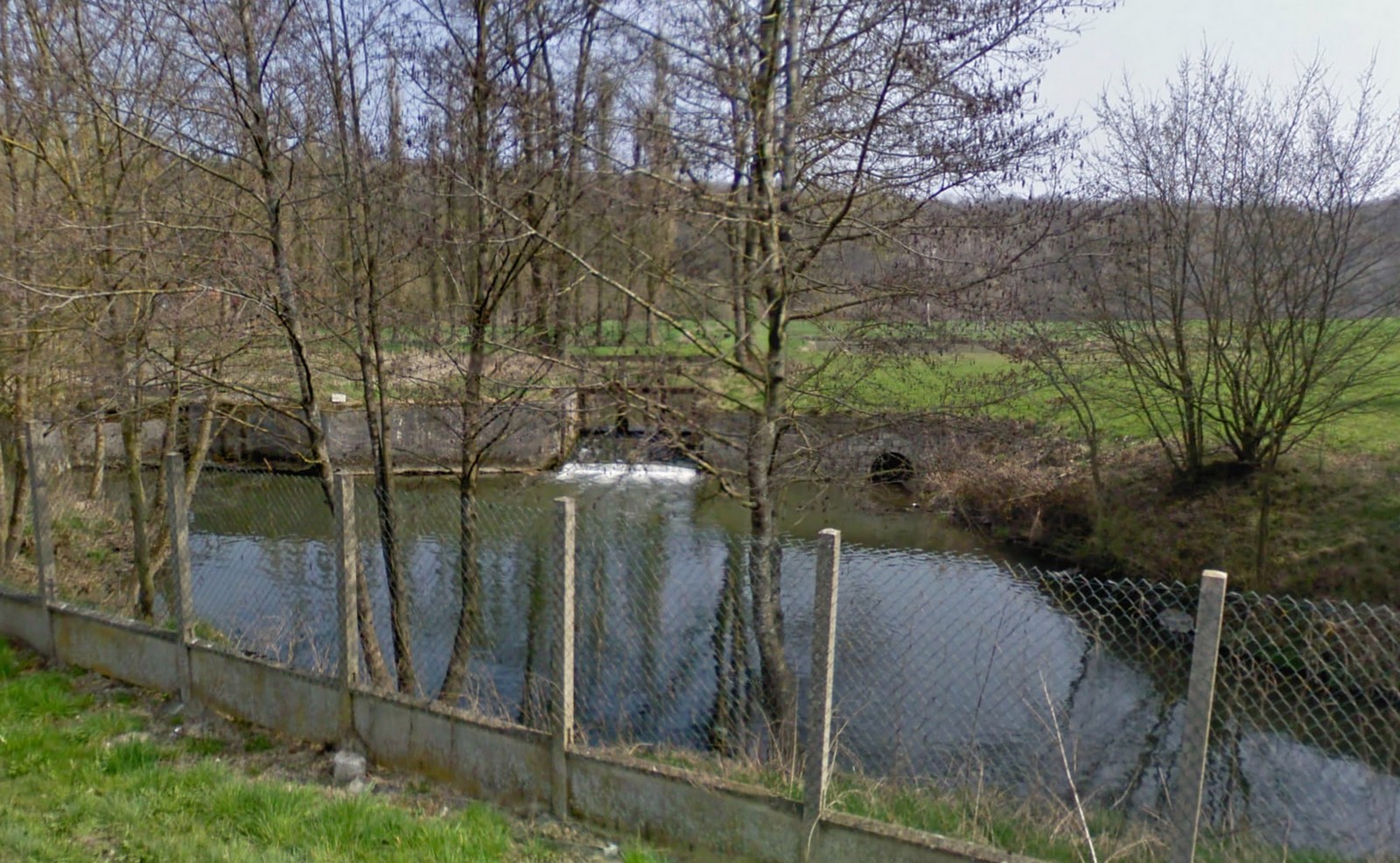Le déversoir à Sains du Nord