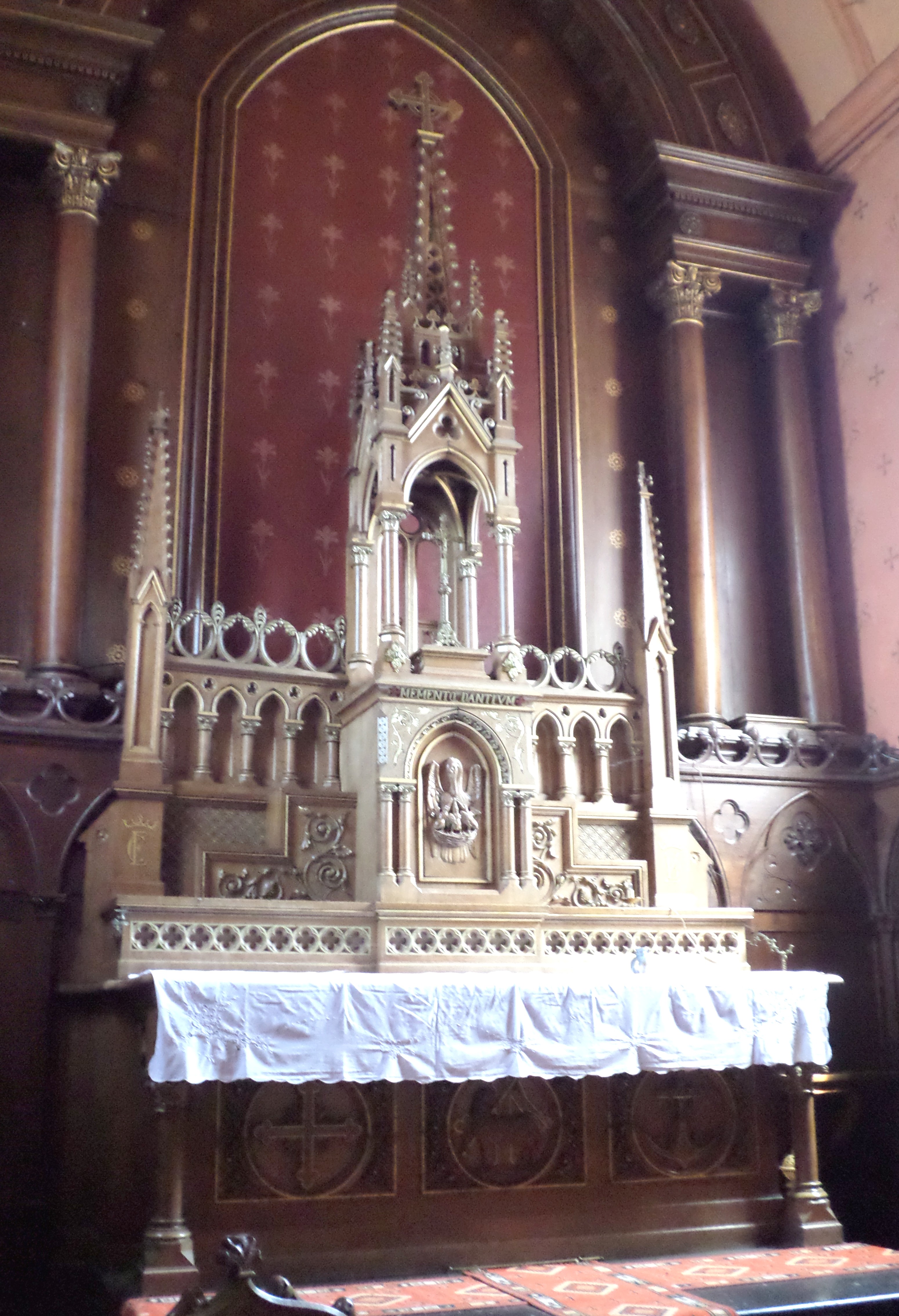 Autel de l'église de Saint Aubin.