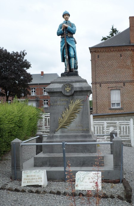 Monument aux morts de  St Hilaire sur Helpe