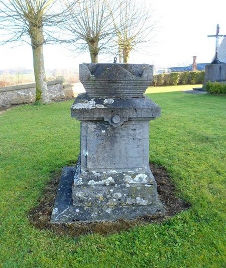 Tombeau à  St Hilaire sur Helpe