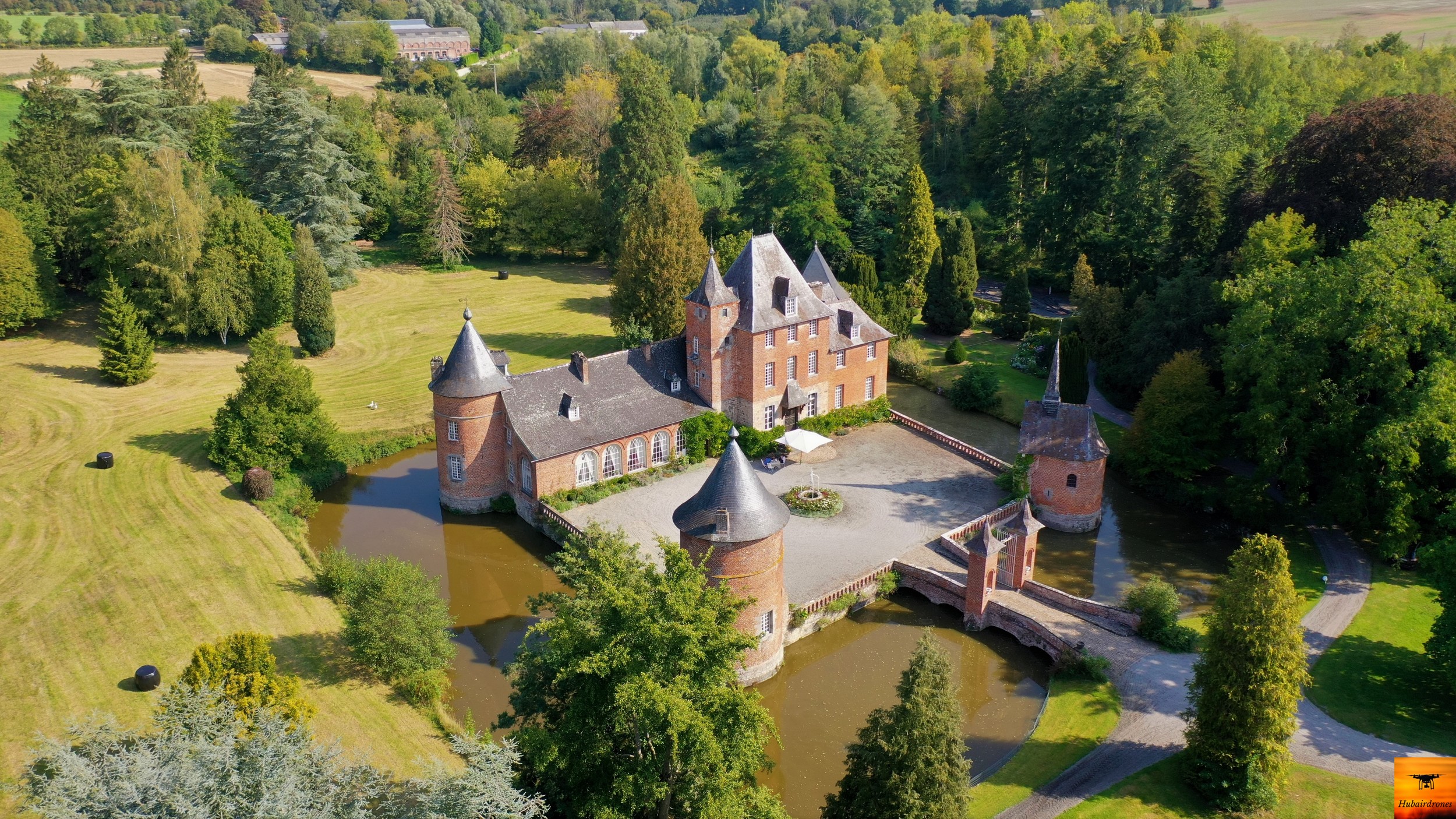 Saint Waast la Vallée, Photo du château de Rametz prise d'un drone.