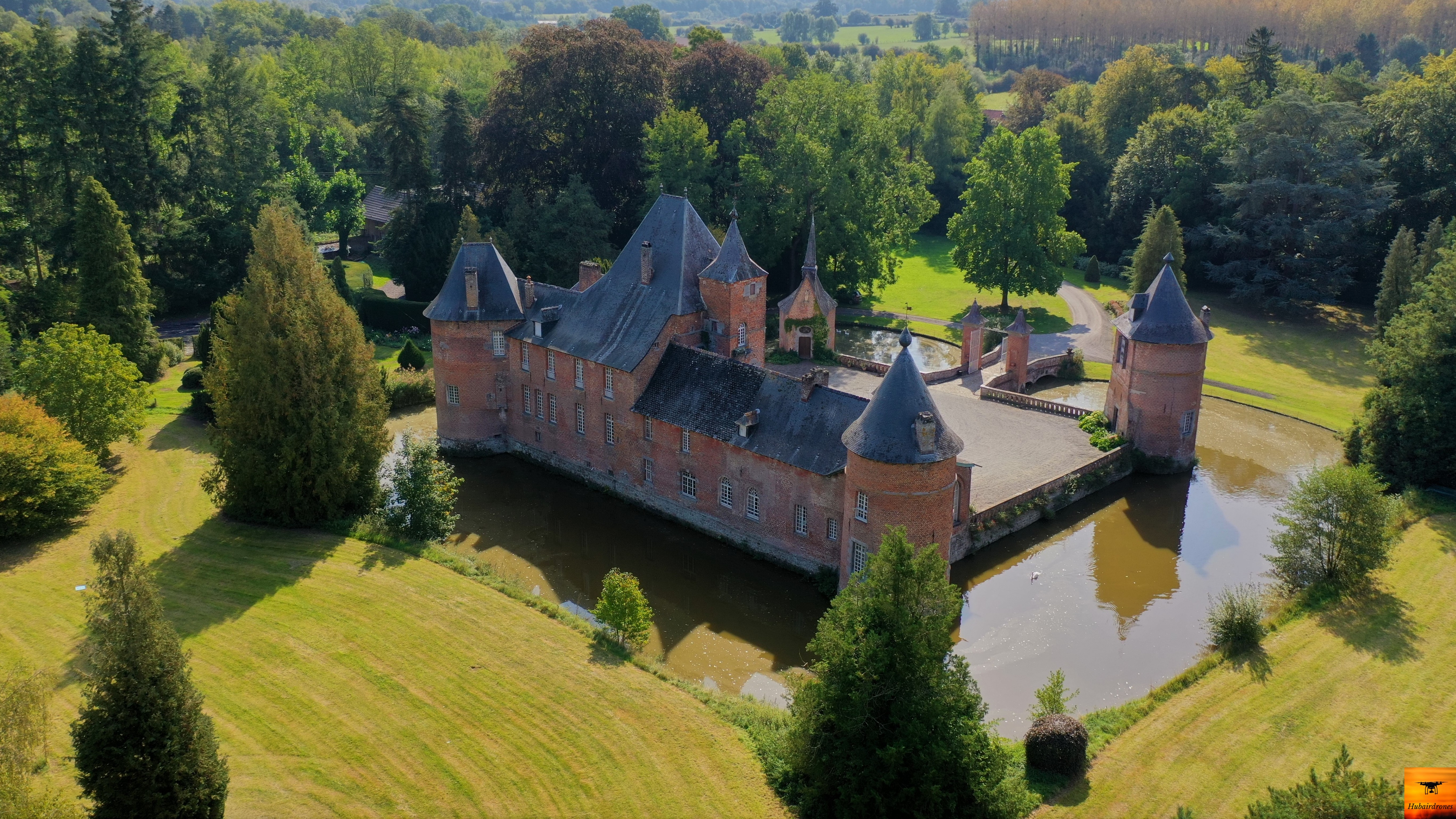 Saint Waast la Vallée, Photo du château de Rametz prise d'un drone.