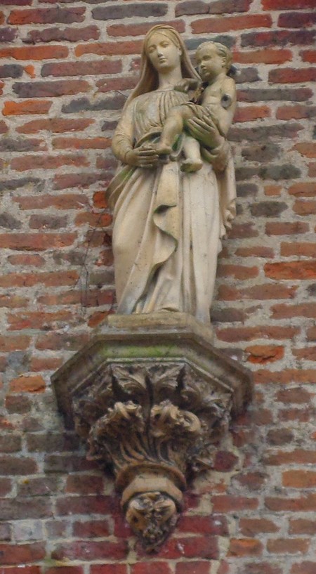 Le château de Rametz à Saint Waast la Vallée. Statue de la Vierge