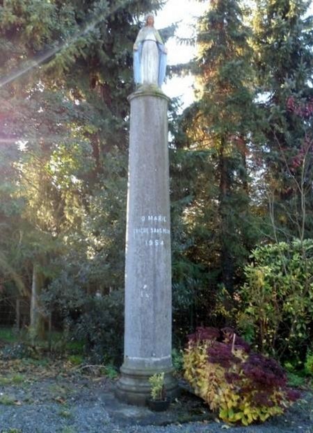 Colonne de la vierge à La tour au bois à Saint Waast la Vallée