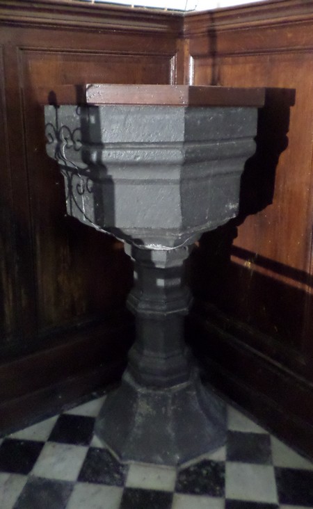 Eglise de Saint Waast la Vallée, fonts baptismaux.