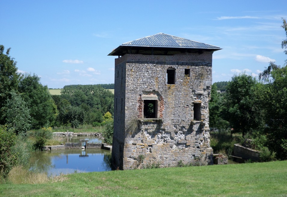 La tour au bois à Saint Waast la Vallée