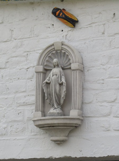Niche située rue Georges Caffiaux à Salesches