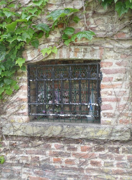 Niche située rue du moulin à Salesches