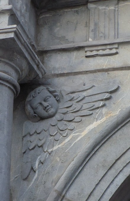 La salle Sthrau à Maubeuge, un des angelots du portail.