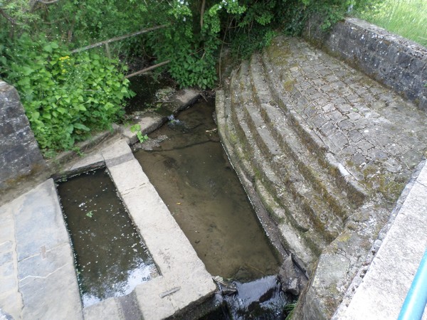 La fontaine-lavoir de Sars Poteries.