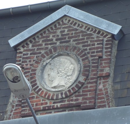 Sars Poteries, médaillon 