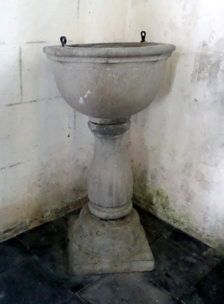 Eglise de Sassegnies, fonts baptismaux