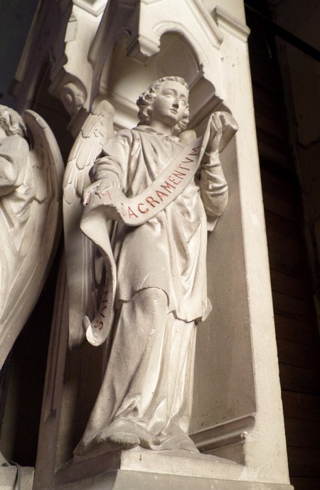 Eglise de Sassegnies, sculpture en pierre