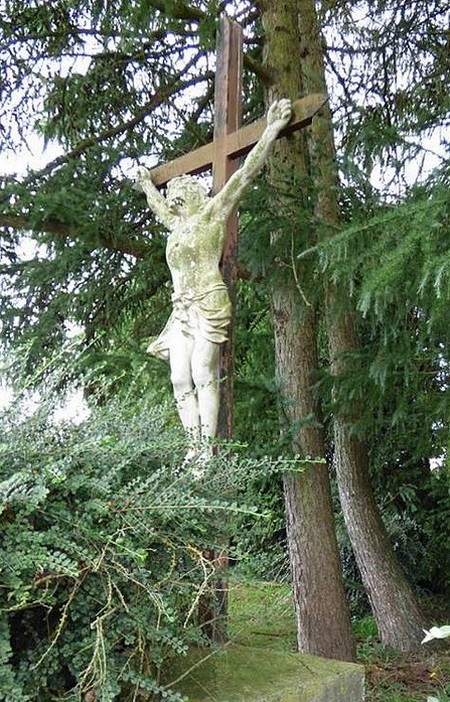 Le calvaire du cimetière à Solrinnes.