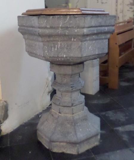 Taisnières sur Hon, église, fonts baptismaux