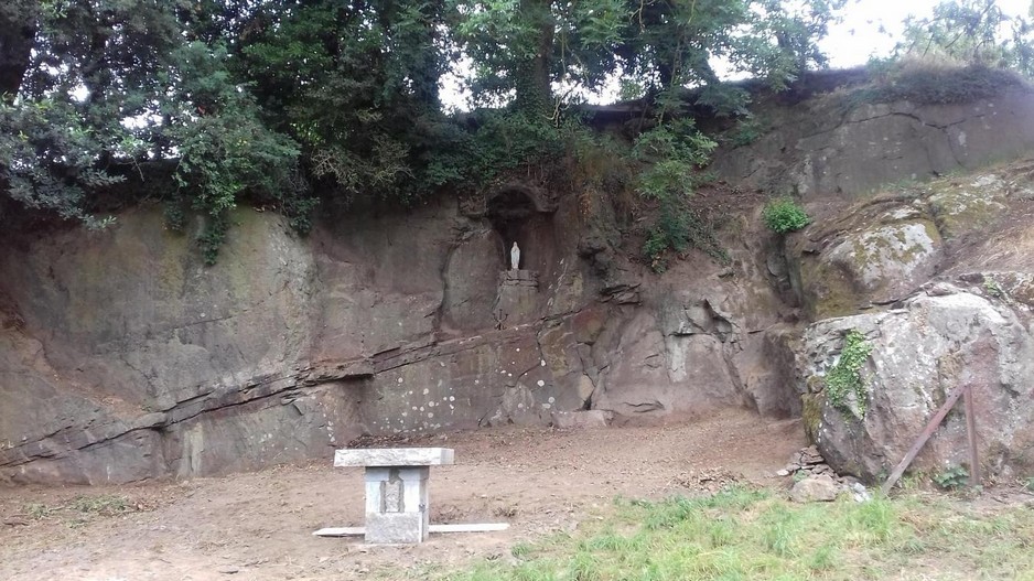 Grotte de Lourdes rue Basse à Taisnières sur Hon.