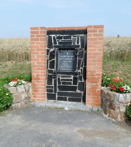 Taisnières sur Hon, stèle