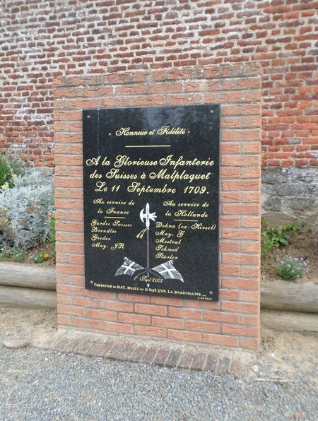 Taisnières sur Hon, stèle