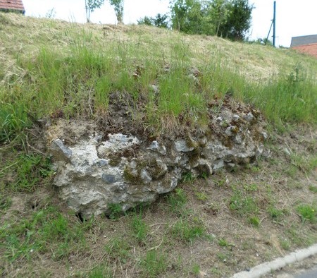Vestige de l'ancien aqueduc romain Floursies - Bavay à Vieux Mesnil.