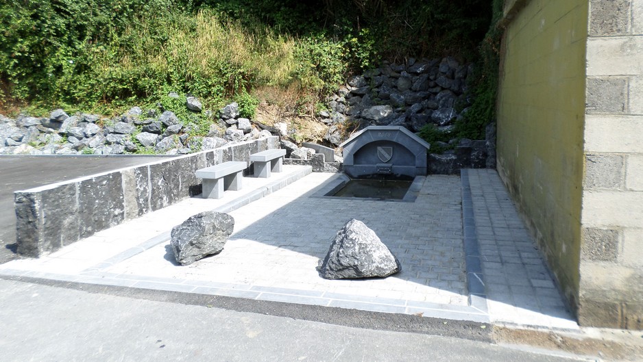 Lavoir en pierre bleue; situé rue de la Fontaine à Villers pol